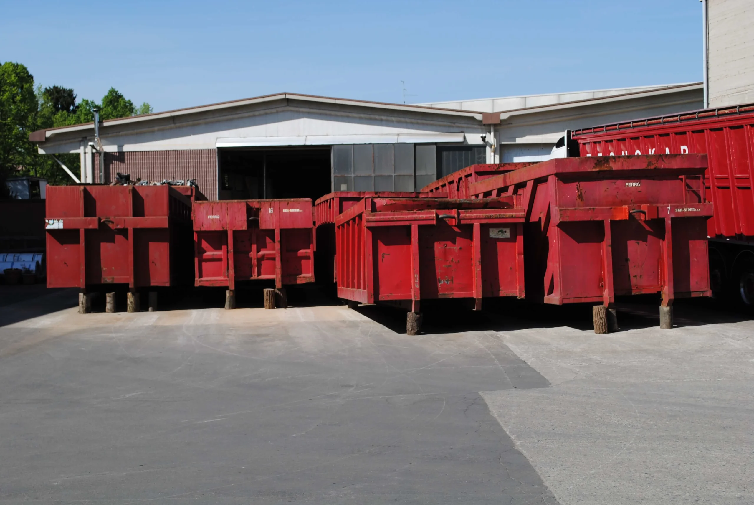 Container scarrabili per raccolta rottami metallici in area industriale