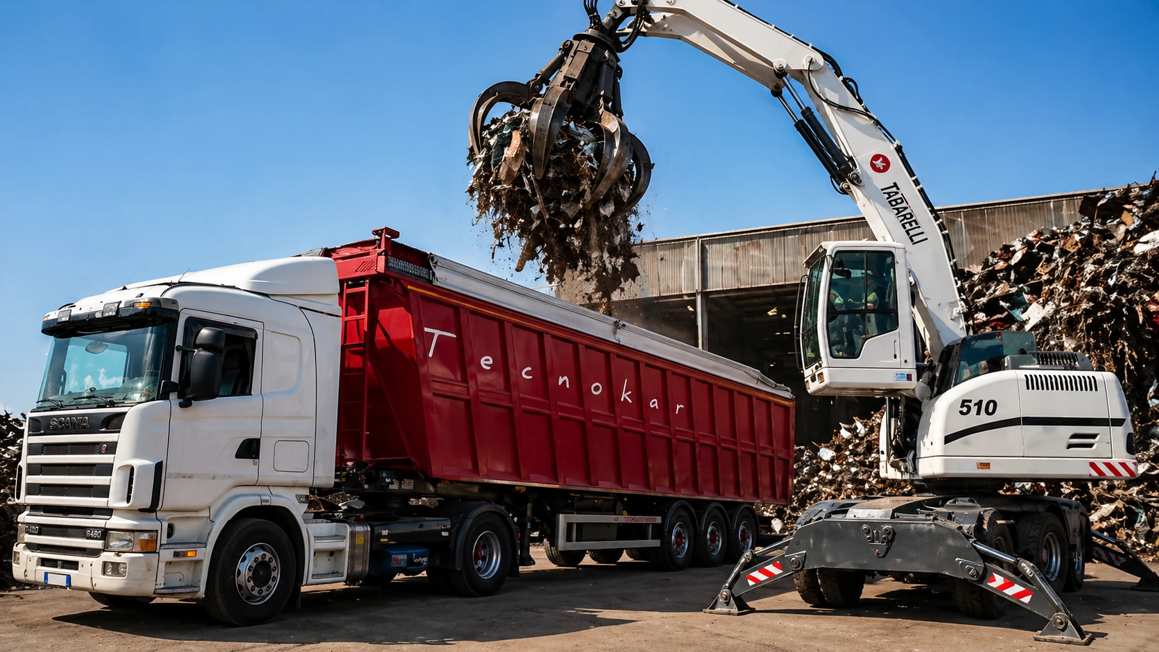 Operazione di carico rottami metallici con escavatore dotato di ragno su autotreno, servizio rapido di recupero e trasporto materiali ferrosi e non ferrosi.