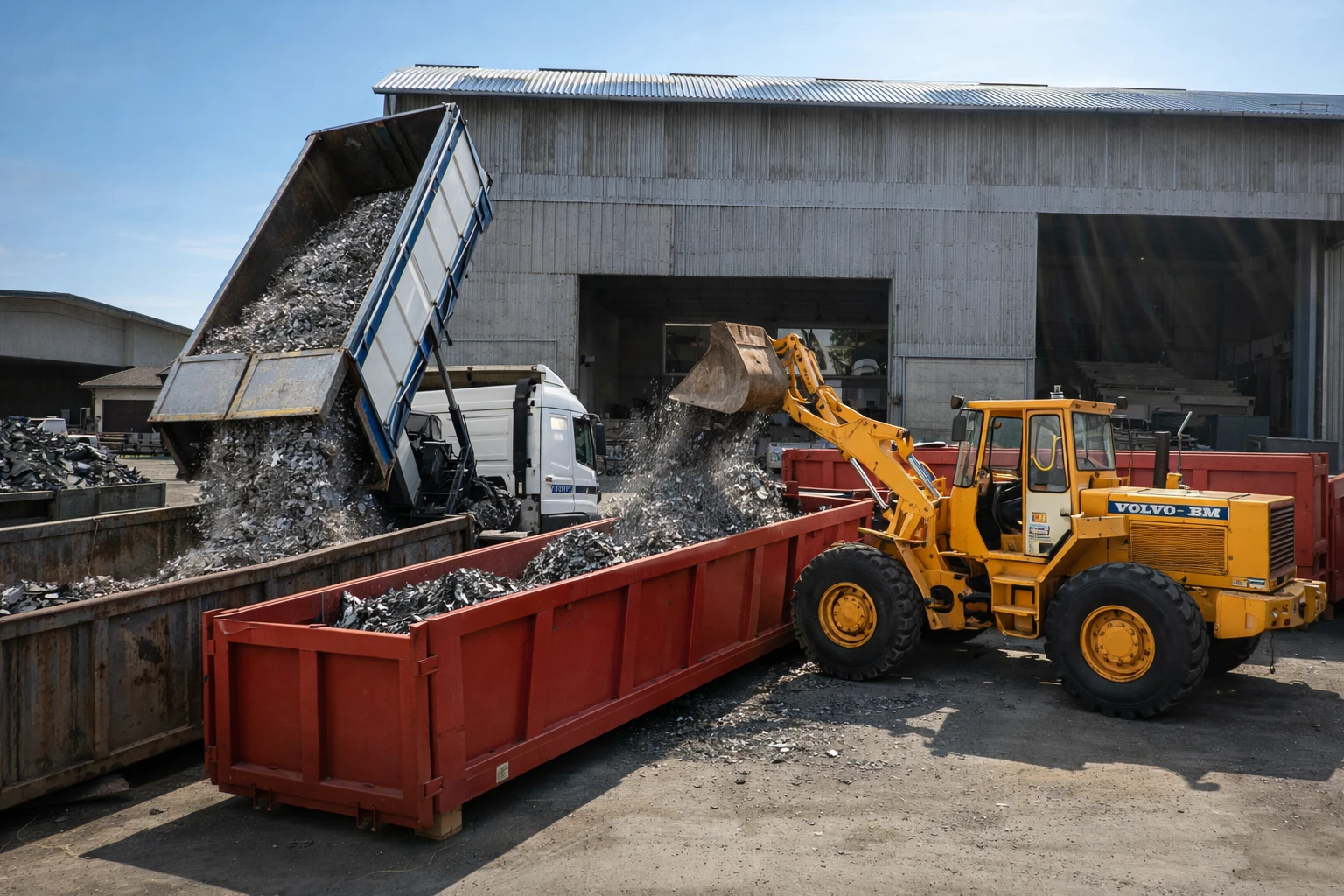 Recupero rottami ferrosi con camion SER SIDER e attrezzatura cliente presso officina meccanica in Brianza