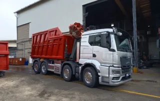 Autocarro Ser-Sider con gru e cassone per il ritiro di rottami metallici a Seregno