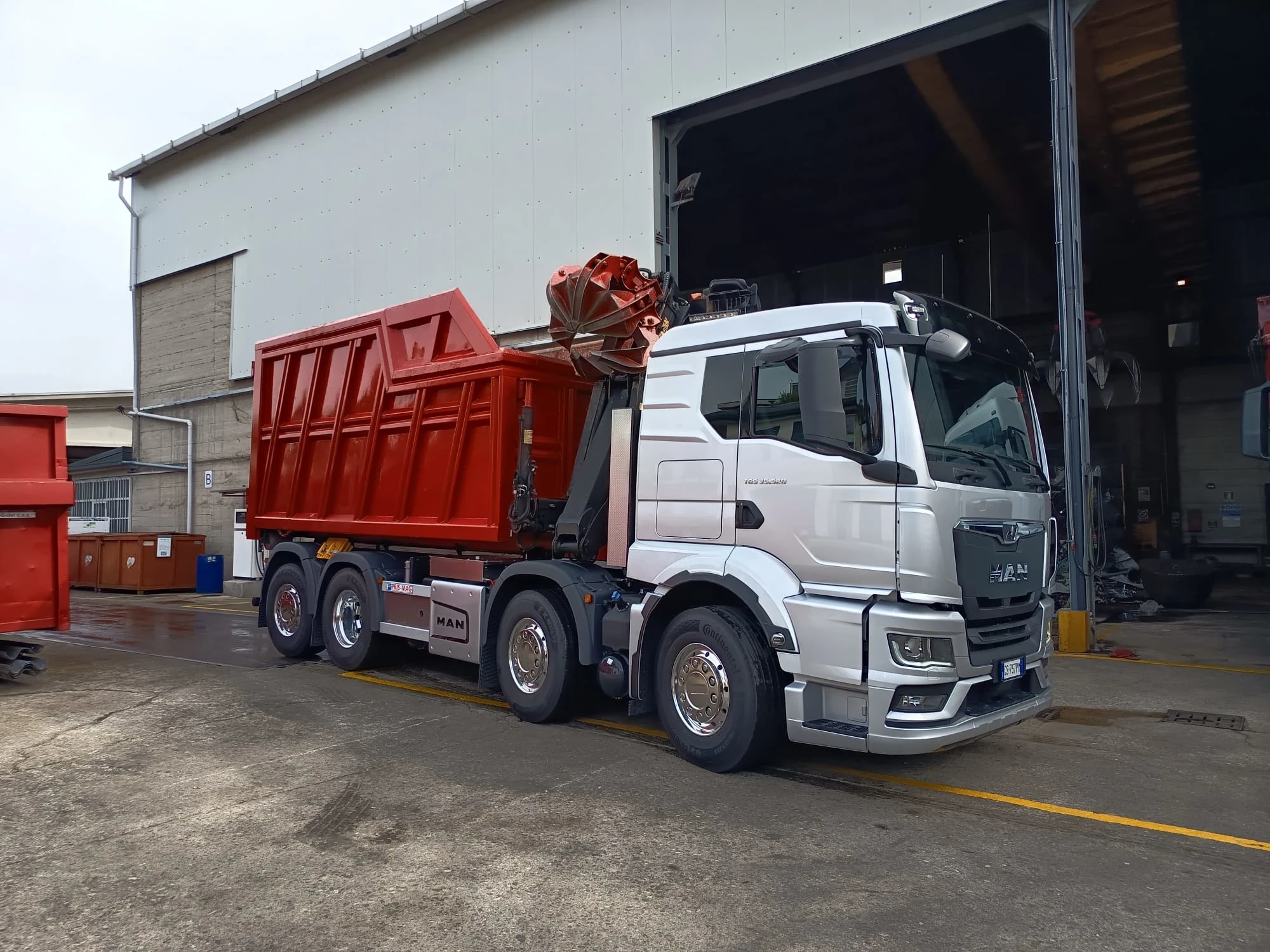 Mezzi per Ritiro Rottami Metallici a Seregno Autocarro Ser-Sider con gru e cassone per il ritiro di rottami metallici a Seregno