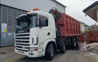 Autocarro con gru e cassone per il ritiro e trasporto di rottami metallici a Seregno