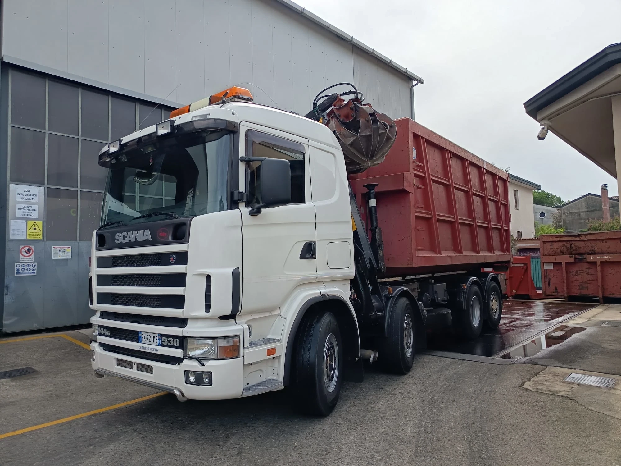 Ritiro e Trasporto Rottami Metallici a Seregno Autocarro con gru e cassone per il ritiro e trasporto di rottami metallici a Seregno